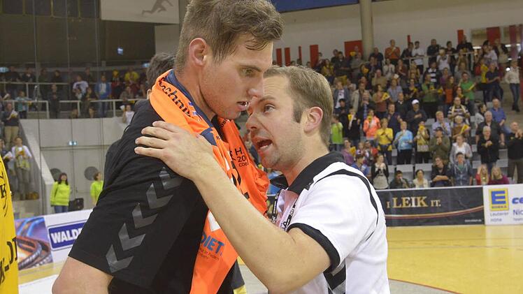 "Du Oli, wenn ich nach Balingen gehe, nehme ich dich gleich mit." Es ist äußerst unwahrscheinlich, dass Coburgs Handballtrainer Jan Gorr (rechts) diese Offerte tatsächlich seinem Torsteher Oliver Krechel ins Ohr geflüstert hat. Viel mehr brachte der Coach nach dem 25:24-Sieg gegen die HSG Konstanz seinen Dank zum Ausdruck, denn der Keeper leitete mit tollen Paraden in der Schlussphase die Wende ein. Foto: Hagen Lehmann