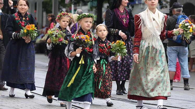 Bei vielen Anlässen wie Festzügen ist die Trachtengruppe Ebenhausen ein Blickfang. Die Jugendgruppe gibt es seit dem Jahr 2000. Auf unserem Foto von links Sarah Zänglein, Franziska Stahl, Nyssa Garrett, Ulrike Breuter und Miriam Stahl.  Fotos: Stefan Geiger