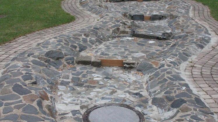 Wenn die Steinbecken mit fließendem Wasser gefüllt sind, können die Kinder nach Herzenslust aufstauen und Wasser ablassen.   Foto: Friedwald Schedel
