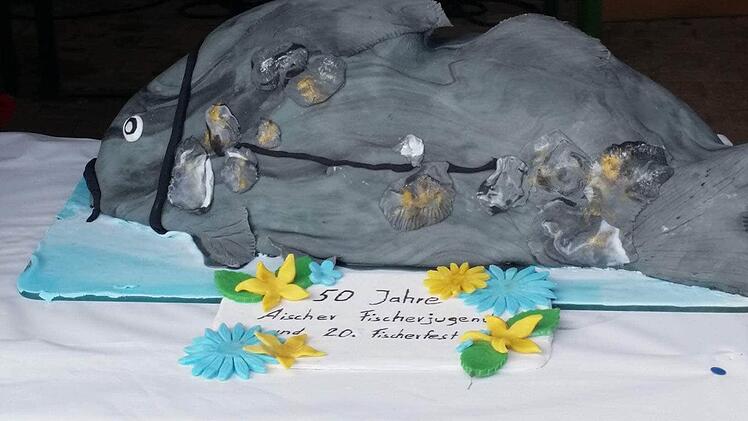 die Festtorte - ein Karpfen - gebacken von Fan Michael Harrer  Foto: privat