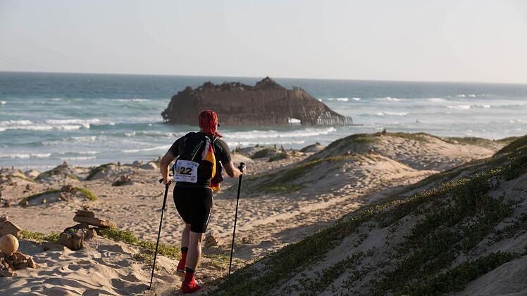 Julian Popp auf der 70-Kilometer-Strecke auf der Kapverden-Insel Boa Vista. Foto: Markus Süße