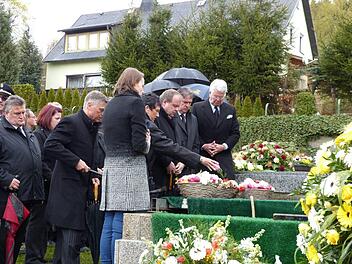 Am Grabe Abschied nahmen (von rechts) MdL Ludwig Freiherr von Lerchenfeld, Landrat Klaus Peter Söllner, Grafengehaigs Bürgermeister Werner Burger, Landtagsvizepräsidentin Inge Aures, MdB Emmi Zeulner, Neuenmarkts Bürgermeister Siegfried Decker und Himmelkrons Bürgermeister Gerhard Schneider. Foto: Klaus-Peter Wulf