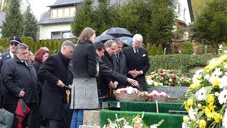 Am Grabe Abschied nahmen (von rechts) MdL Ludwig Freiherr von Lerchenfeld, Landrat Klaus Peter Söllner, Grafengehaigs Bürgermeister Werner Burger, Landtagsvizepräsidentin Inge Aures, MdB Emmi Zeulner, Neuenmarkts Bürgermeister Siegfried Decker und Himmelkrons Bürgermeister Gerhard Schneider. Foto: Klaus-Peter Wulf