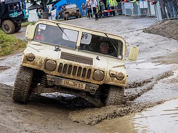Ein Besucher f&auml;hrt bei der Abenteuer & Allrad 2016 in Bad Kissingen mit einem Gel&auml;ndefahrzeug der Marke &laquo;Hummer&raquo; durch eine gro&szlig;e k&uuml;nstliche Pf&uuml;tze. Auf dem Gel&auml;nde bei Reiterswiesen beginnt am 15. Juni 2017 die 19. Off-Road-Messe. Foto: Nicolas Armer/dpa