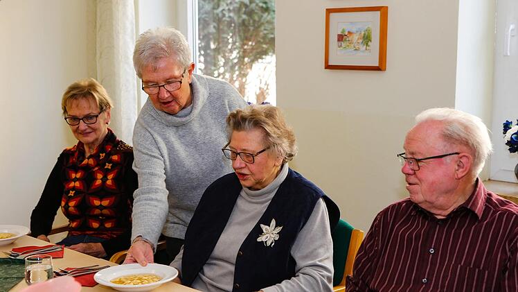 Waltraud Lindner serviert Ingrid Eber, Rosa Wiesel und Manfred Konrad die Vorspeise. Fotos: Matthias Hoch