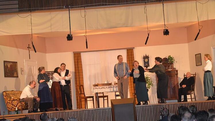 Es droht Ungemach für den Gastwirt Martin (Mitte), als seine Tanten kumma und wissen möchten was aus ihren Finanzspritzen entstanden ist. Von links Adam (Alex Böhm),  Hanni (Christine Böhm), Therese (Alexandra Kemps), Fritz (Axel Schrepfer), Gastwirt Martin (Martin Rademacher), Tante Mathilde (Roswitha Hummel), Tante Marie- Luise (Rosi Popp), der Graße (Hans Richter) und Mari (Sarah Ferner).Karl-Heinz Hofmann