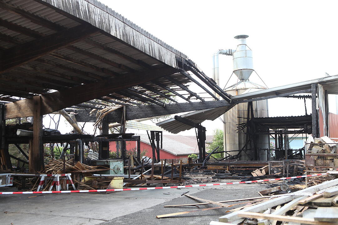Flammen vernichten stillgelegte Zimmerei