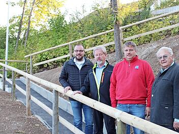 Der Fußweg am Lautertaler Rathaus ist saniert. Darüber freuen sich (von links) Bürgermeister Sebastian Straubel, Bauhofleiter Wolfgang Mierzwa, Martin Stammberger und Rudolf Stammberger.  Foto: Gemeinde Lautertal