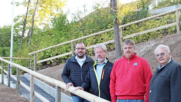 Der Fußweg am Lautertaler Rathaus ist saniert. Darüber freuen sich (von links) Bürgermeister Sebastian Straubel, Bauhofleiter Wolfgang Mierzwa, Martin Stammberger und Rudolf Stammberger.  Foto: Gemeinde Lautertal