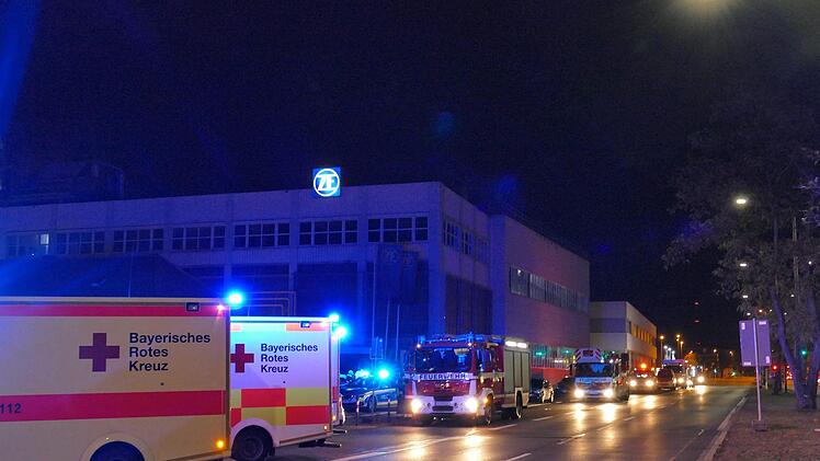 Im Eingangsbereich der Industriehalle in Nürnberg brannte ein Gabelstapler. Die Feuerwehr hatte mit dichtem Rauch zu kämpfen. Foto: NEWS5 / Oßwald
