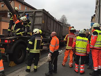 Mit einem Kran und einem kräftigen Seil zogen die Helfer den verrutschten Container wieder an Ort und Stelle.Foto: Katrin Geyer