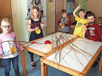 Da in der Geschichte aus der Bibel ein Fisch eine wichtige Rolle spielte, flochten die Kinder aus Weidenruten einen Fisch. Foto: Alfred Thieret