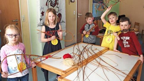 Da in der Geschichte aus der Bibel ein Fisch eine wichtige Rolle spielte, flochten die Kinder aus Weidenruten einen Fisch. Foto: Alfred Thieret