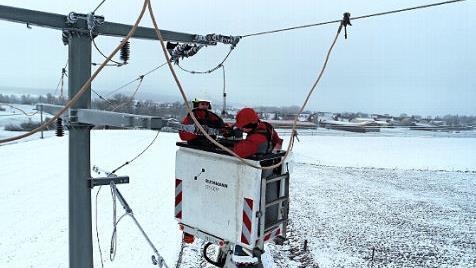 Insgesamt fast 60 Millionen Euro gibt die N-Ergie für Neu- oder Ersatzbaumaßnahmen im Stromnetz aus. Darunter fallen auch Vogelschutzmaßnahmen wie hier in Obermögersheim. Foto: PR