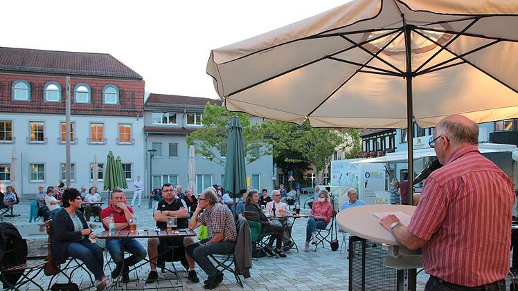 Über 100 Unterstützer waren zum Viehmarkt gekommen, um für den Fortbestand des Seniorenheims zu demonstrieren.Ralf Ruppert
