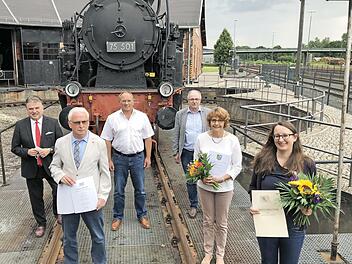 Ehrung treuer Mitarbeiter des Landratsamts; im Bild (von links) Landrat Klaus Peter Söllner, Werner Schoberth, Personalratsvorsitzender Udo Kastner, geschäftsleitender Beamter Rüdiger Köhler, Susanne Holzmann und Melanie Dippold.