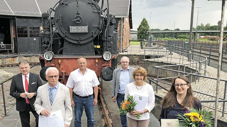 Ehrung treuer Mitarbeiter des Landratsamts; im Bild (von links) Landrat Klaus Peter Söllner, Werner Schoberth, Personalratsvorsitzender Udo Kastner, geschäftsleitender Beamter Rüdiger Köhler, Susanne Holzmann und Melanie Dippold.