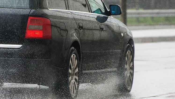 Lebensgefahr f&uuml;r einen Ersthelfer bei Bad Kissingen. Auf nasser Fahrbahn w&auml;re es fast zur Katastrophe gekommen.