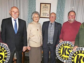Der stellvertretende KS-Pr&auml;sident Reinhold Gleichmann (Zweiter v.l.) nahm in Kulmbach die Ehrung verdienter und langj&auml;hriger KS-Mitglieder vor: (v.l.) Hans Schappert (40 Jahre Mitglied und 20 Jahre Kassenverwalter), Betty Wohlrath (bei Festlichke...