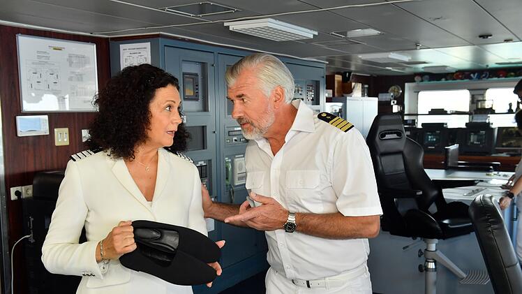 Hoteldirektorin Hanna Liebhold (Barbara Wussow) macht sich Sorgen: Sie hat an der Reling ein Paar Damenschuhe gefunden. Wollte etwa eine Passagierin &uuml;ber Bord springen? Staff-Kapit&auml;n Martin Grimm (Daniel Morgenroth) r&auml;t ihr, erst einmal die Besitzerin der Schuhe zu finden.