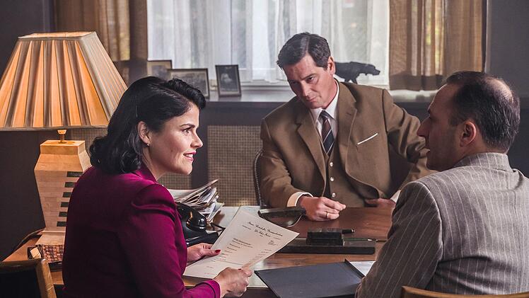 Auf dem Weg zum Erfolg als Verlegerin muss sich Anna (Katharina Wackernagel), die sp&auml;tere "Aenne", Burda gegen M&auml;nner (Fritz Karl, Mitte, und Robert Schupp) behaupten, die ihr Steine in den Weg legen.