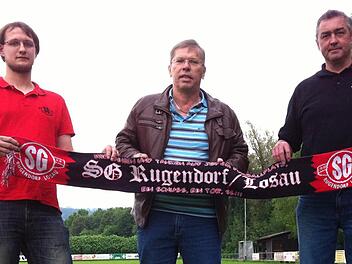 Der Vorsitzende des SV Losau, Michael Lauterbach, der Vorsitzende der SG Rugendorf-Losau, Gerhard Sesselmann, und der Vorsitzende des TSV Rugendorf, Bernd Blüchel, freuen sich schon auf eine gemeinsame Zukunft. Seit 2008 spielen die Rugendorfer und Losauer gemeinsam. Foto: Sonja Adam