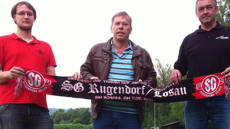 Der Vorsitzende des SV Losau, Michael Lauterbach, der Vorsitzende der SG Rugendorf-Losau, Gerhard Sesselmann, und der Vorsitzende des TSV Rugendorf, Bernd Blüchel, freuen sich schon auf eine gemeinsame Zukunft. Seit 2008 spielen die Rugendorfer und Losauer gemeinsam. Foto: Sonja Adam