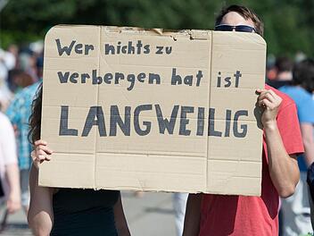 Mehrere hundert Menschen beteiligten sich am Samstag vor einem Horchposten des US-Geheimdienstes NSA in Griesheim bei Darmstadt (Hessen) an einer Protestkundgebung gegen die Ausspäh-Aktionen der Amerikaner. Foto: Boris Roessler/dpa