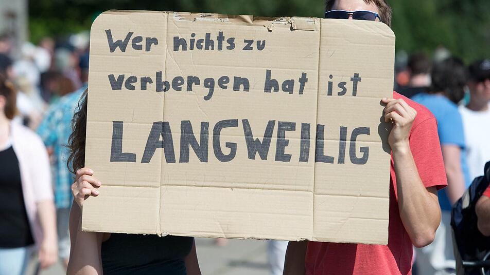 Mehrere hundert Menschen beteiligten sich am Samstag vor einem Horchposten des US-Geheimdienstes NSA in Griesheim bei Darmstadt (Hessen) an einer Protestkundgebung gegen die Ausspäh-Aktionen der Amerikaner. Foto: Boris Roessler/dpa