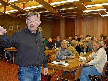 Architekt Bernd Müller (Rothenfels) erläuterte den 70 Euerdorfern bei der Bürgerversammlung das Vorgehen beim städtebaulichen Entwicklungskonzept. Foto: Sigismund von Dobschütz