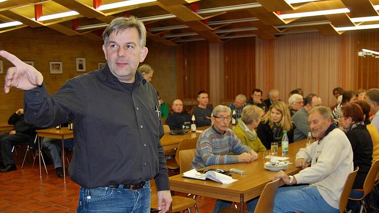 Architekt Bernd Müller (Rothenfels) erläuterte den 70 Euerdorfern bei der Bürgerversammlung das Vorgehen beim städtebaulichen Entwicklungskonzept. Foto: Sigismund von Dobschütz