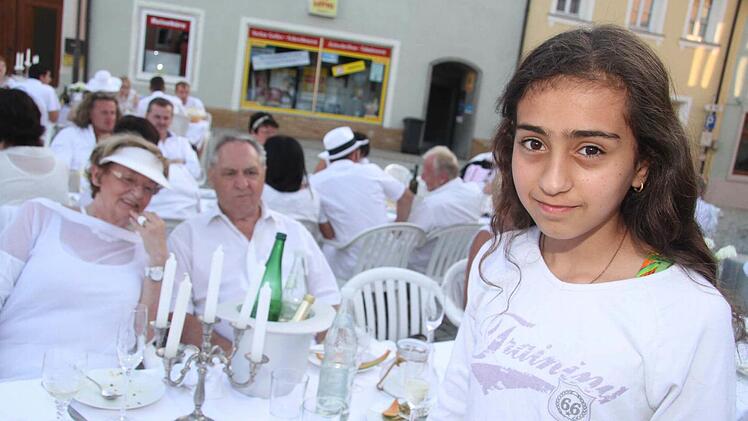 Einen der glücklichsten Abende ihres Lebens verlebte die Asylbewerberin Salam Al Jerodi (10) - sie hat sich einfach weiß angezogen und kam dann gerne über die Straße und aß gemeinsam mit ihrer Schwester an der großen Festtafel. Foto: Sonja Adam