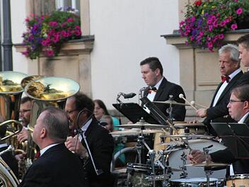 Das Sinfonische Blasorchester des Musikvereins Kasendorf lockte viele Bescuher auf den Kulmbacher Marktplatz. Foto: Klaus Klaschka