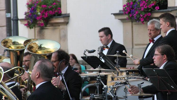 Das Sinfonische Blasorchester des Musikvereins Kasendorf lockte viele Bescuher auf den Kulmbacher Marktplatz. Foto: Klaus Klaschka