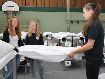 Helfer des BRK habendie Dreifachsporthalle in Kulmbach für die Ankunft von Flüchtlingen vorbereitet.  Foto: Archiv/Alexander Hartmann