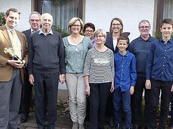 Wilhelm Günther (von links), Bürgermeister Roland Wolfrum, Reinhard Kraus und Jubilar Reimund Herrmann im Kreise der Familie und Nachbarn Foto: Klaus-Peter Wulf