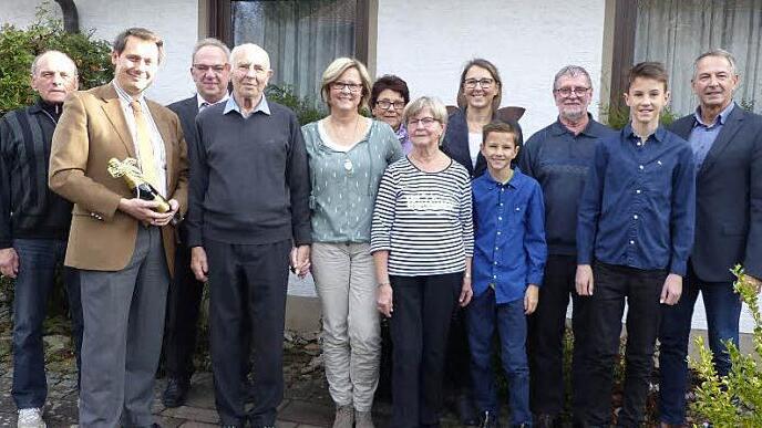 Wilhelm Günther (von links), Bürgermeister Roland Wolfrum, Reinhard Kraus und Jubilar Reimund Herrmann im Kreise der Familie und Nachbarn Foto: Klaus-Peter Wulf