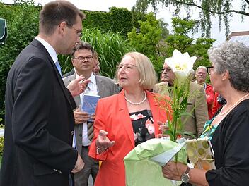 Die Gäste standen Schlange, um Heidi Koblofski ihre Wünsche auszusprechen - hier mit dem neuen Schulamtsleiter Michael Hack. Foto: U. Prawitz