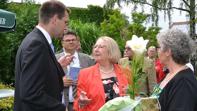 Die Gäste standen Schlange, um Heidi Koblofski ihre Wünsche auszusprechen - hier mit dem neuen Schulamtsleiter Michael Hack. Foto: U. Prawitz