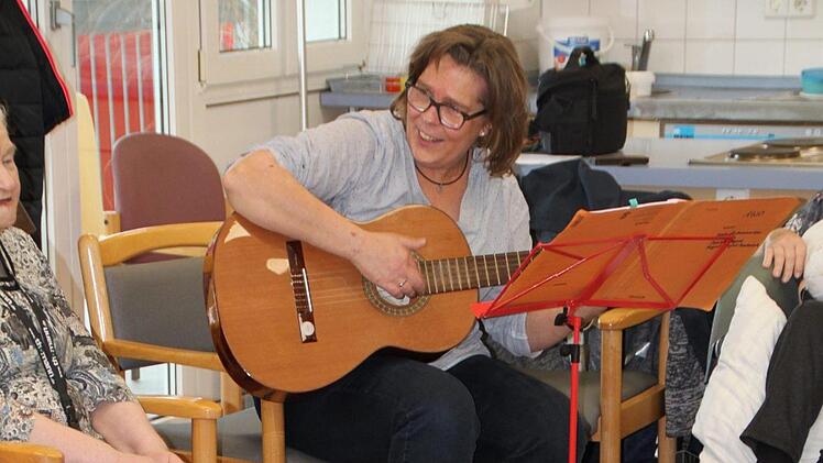 Daniela Wagner hat eine große Palette an Instrumenten dabei. Für fast jeden ist etwas dabei. Foto: Julia Raab