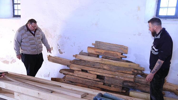 Alte Hölzer, im Gotteshaus gelagert, werden durch neue ersetzt. Foto: Franz Galster