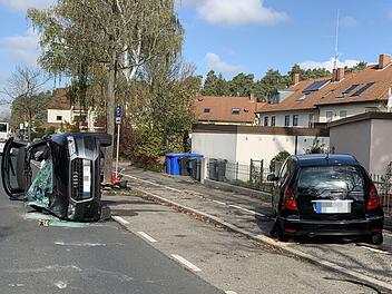 In der Vorjurastra&szlig;e in N&uuml;rnberg &uuml;berschlug sich am Montagmorgen ein Audi. Ein 79-J&auml;hriger wurde dabei schwer verletzt und ins Krankenhaus gebracht. Foto: NEWS5 / Friedrich