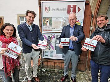 Die Broschüre mit den Veranstaltungs-Highlights im Jubiläumsjahr  präsentieren Christine Schikora, Nikolas Zenzen, Helmut Blank und Kilian  Düring. Foto: Dieter Britz