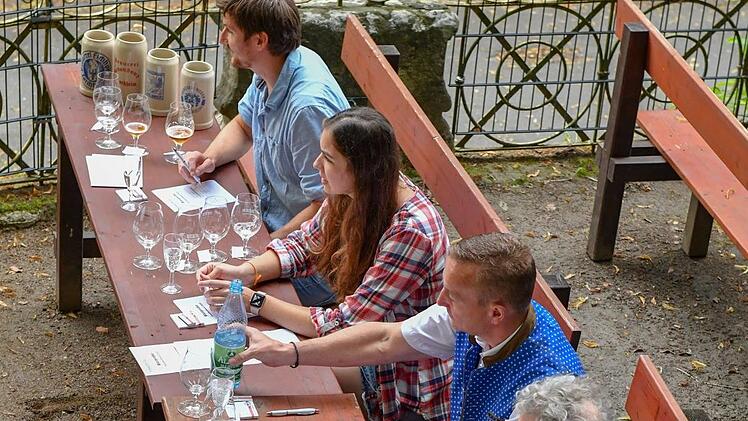 Die Bierprobe wurde von den Teilnehmern ernst genommen.  Fotos: Ronald Rinklef
