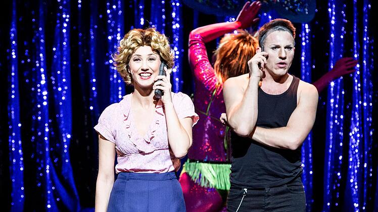 Armin Kahl in "Priscilla - Königin der Wüste", hier zusammen mit Tanja Schön     Foto: Marie-Laure Briane