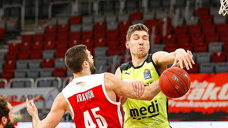 Bambergs David Kravish erzielte zwar zehn Punkte, holte elf Rebounds und verteilte fünf Assists, war diesmal aber gegen Bayreuths Andreas Seifert (14/8/2) am Ende nur zweiter Sieger. Foto: Daniel Löb
