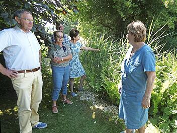 Ursula Braun (rechts) mit den Altbürgermeistern von Trebgast und Harsdorf sowie deren Ehefrauen im "Rentnergarten".