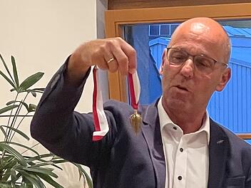 Mit dem Thema Gemarkungsgrenzen beschäftigt sich der Gemeinderat im Moment sehr intensiv. Anlässlich der Ehrung für langjährige Feldgeschworene präsentierte Wildfleckens Bürgermeister Gerd Kleinhenz  ein goldenes Senklot. Ein Zeichen der Anerken...