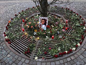 Angehörige und Freunde haben den Unfallort zu einem Mahnmal umgestaltet. Foto: Josef Hofbauer