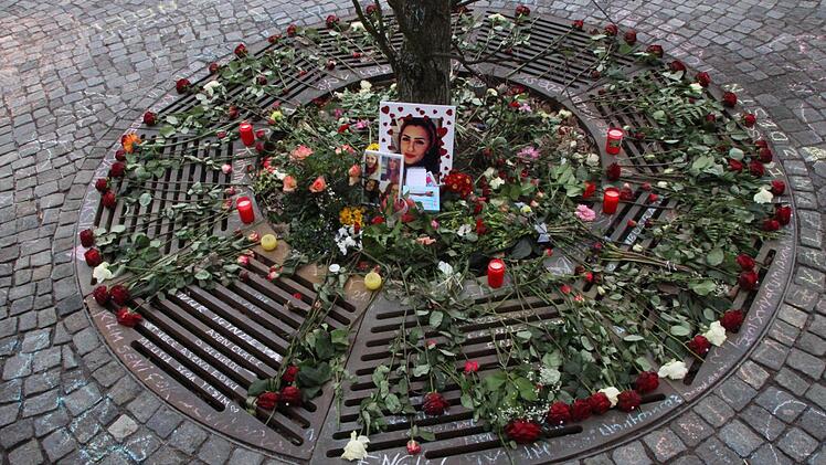 Angehörige und Freunde haben den Unfallort zu einem Mahnmal umgestaltet. Foto: Josef Hofbauer